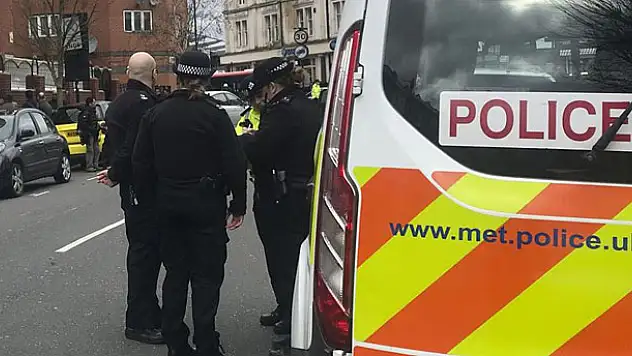 Londra'da cuma namazı sırasında çekiçli saldırı
