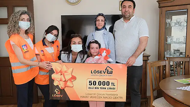 LÖSEV'den lösemi ve kanserle mücadele eden ailelere 50 bin TL'lik yardım çeki