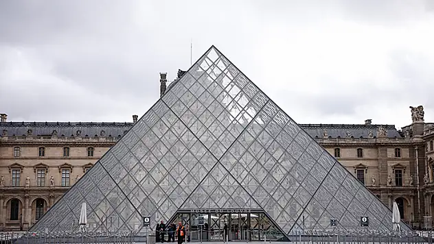 Louvre Müzesi'nden çalınan mücevherlerin değeri 88 milyon euro
