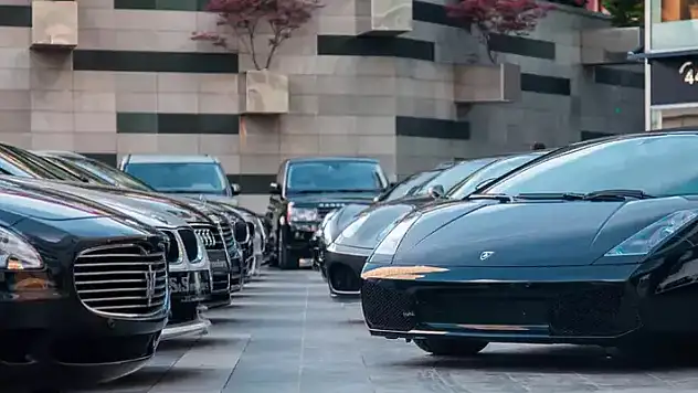 Lüks araç ithalatı mercek altında! Bakanlık 358 aracı yakaladı
