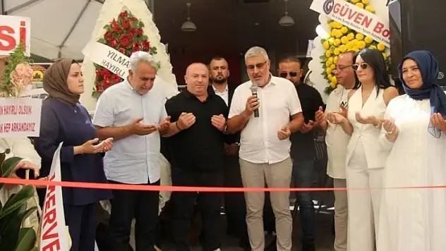 Lumierére Di Mai kafe hizmete girdi