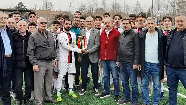 M. Kara Kartallar U18 şampiyonu