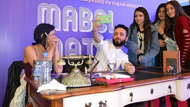 Mabel Matiz düzenlenen imza gününde hayranlarıyla buluştu