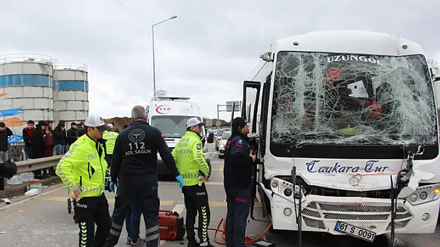 Maça giden taraftarları taşıyan midibüs tıra çarptı: 6 yaralı
