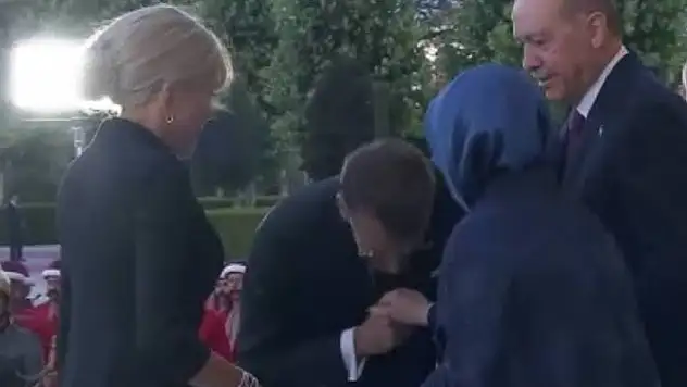 Macron kuralları unuttu! Emine Erdoğan, elini öpmesine izin vermedi