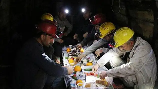Maden ocağında yılbaşı kutlaması