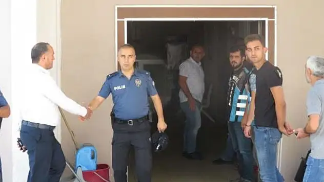 Magandanın elini sıkan polis amiri görevden alındı