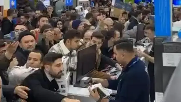 Mağaza açılışında izdiham! Vatandaşlar fenalık geçirdi...
