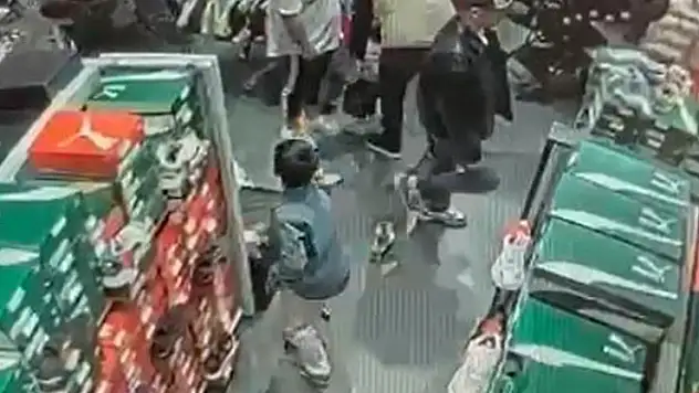 Mağazada unutulan telefonu çalan çocuk kamerada