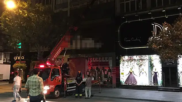 Mağazaya hırsız girdiğini duyunca kendini odaya kilitledi