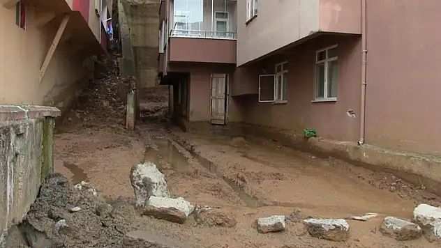 Mahalle sakinleri her yağmurda diken üstünde yaşıyor
