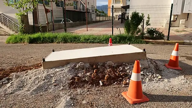 Mahalleliden kötü kokuya ilginç çözüm: Rögarı baza ile kapattılar
