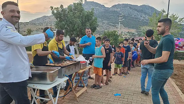 Mahallenin bakkal amcasından okula başlayan çocuklara sürpriz
