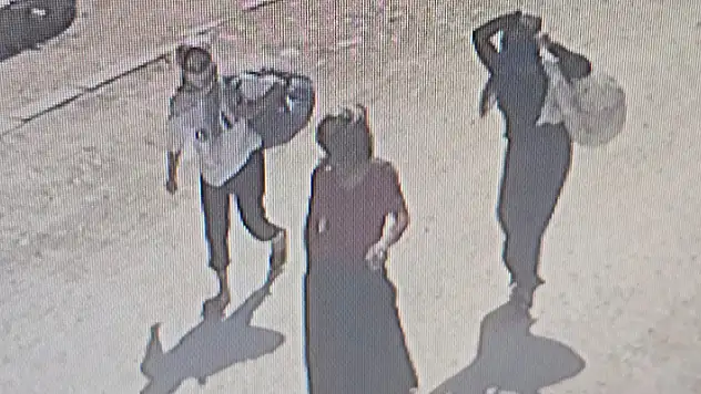 Mahalleye bohçacı gibi gelip, girdikleri evden para ve altınları çaldılar
