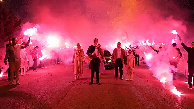 Mahalleyi festival alanına çevirerek kız istemeye gitti