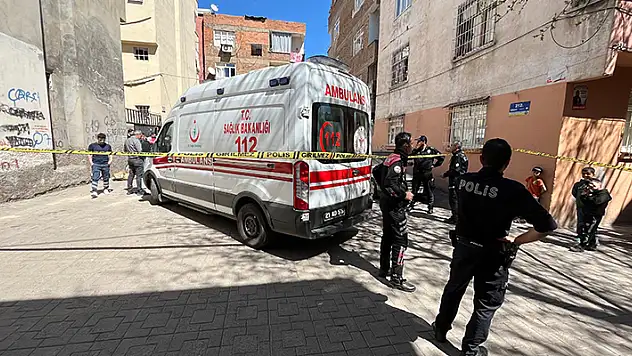 Mahkeme çıkışı takip ettiği boşanma aşamasındaki eşi ve yanındaki erkeği öldürdü
