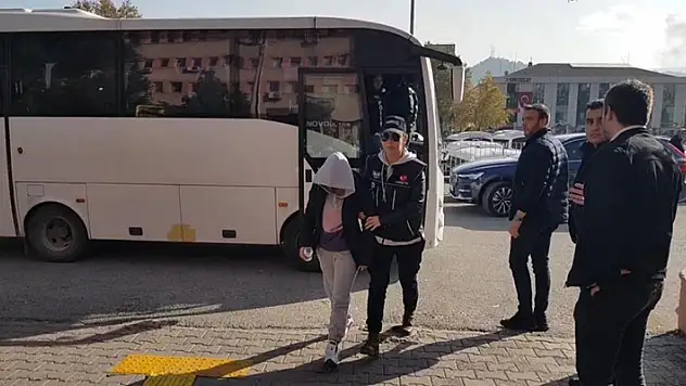 Mahkumlara uyuşturucu temin ettikleri iddiasıyla  Konya'nın olduğu 5 ilde gözaltına alınan gardiyanlar adliyeye sevk edildi

