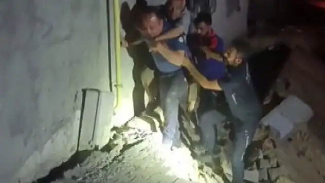 Mahsur kalan yaşlı adamı polisler sırtında taşıdı