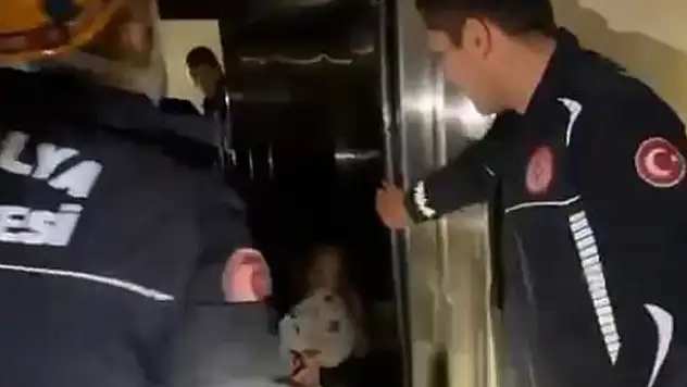 Mahsur kaldıkları asansörde panik yaşadılar, yardımlarına itfaiye ekipleri koştu
