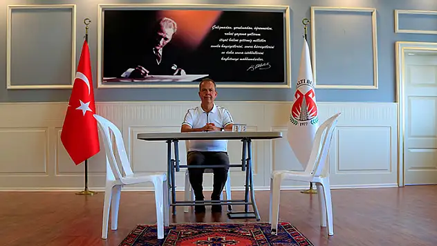Makam odasına haciz gelen belediye başkanı plastik sandalye ve masada görevine devam ediyor
