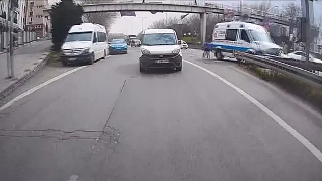 Makas atan araç kazaya neden oldu Ambulans önüne savrulan otomobile çarptı
