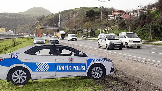 Maket polis aracını gören frene bastı