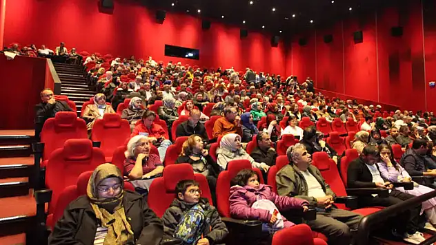 Makine mühendisleri ve aileleri sinemada buluştu