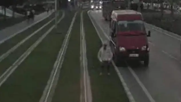 Makinist raylar üzerinde namaz kılan adamı bekledi