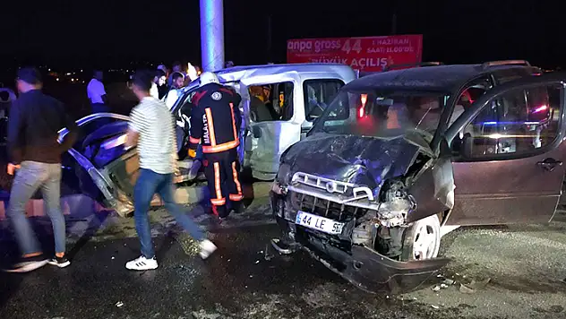 Malatya'da 2 hafif ticari araç çarpıştı: 1 ölü, 3 yaralı
