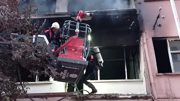 Malatya'da ağır hasarlı binada çıkan yangın söndürüldü

