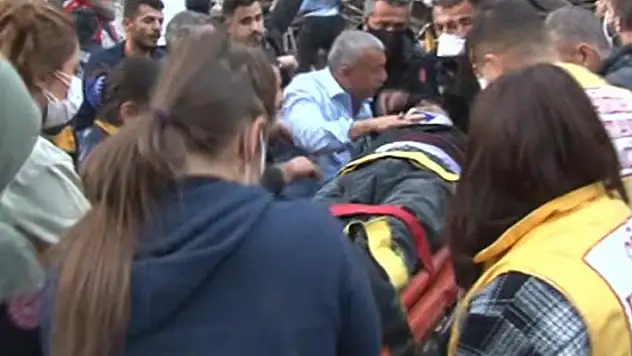 Malatya'da bina çöktü, enkaz altında kalanlar var
