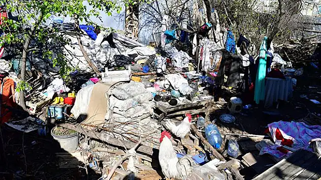 Malatya'da bir evden 8 kamyon çöp çıktı
