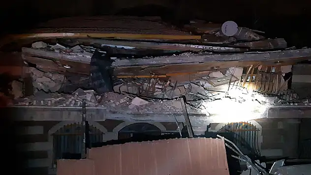 Malatya'da deprem sonrası boşaltılan 3 katlı bina yıkıldı
