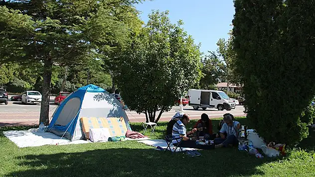 Malatya'da depremler nedeniyle bazı vatandaşlar parklarda sabahladı
