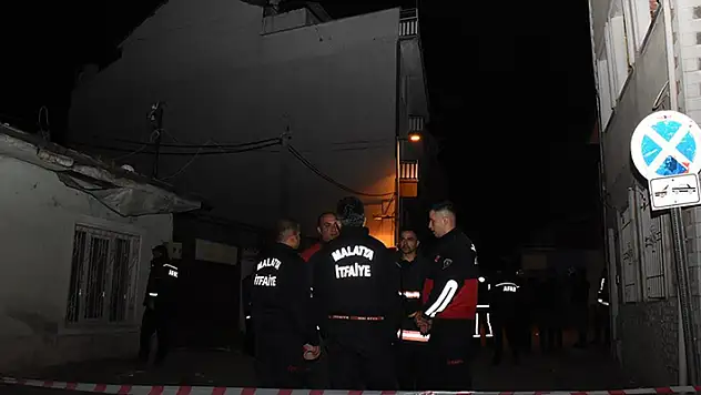 Malatya'da depremlerde ağır hasar gören 4 katlı bina kısmen çöktü
