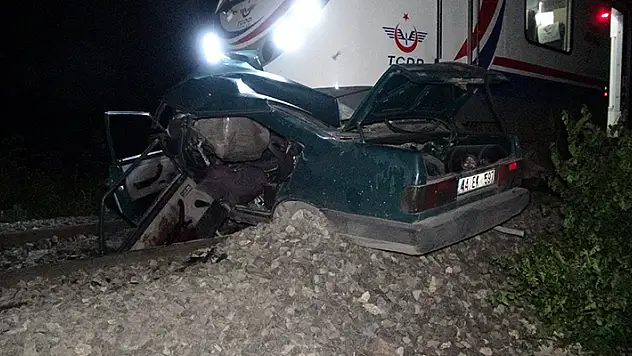 Malatya'da feci kaza: Trenin altında kalan otomobilin sürücüsü hayatını kaybetti
