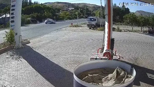 Malatya'da hafif ticari araç ile otomobil çarpıştı: 1 ölü, 5 yaralı

