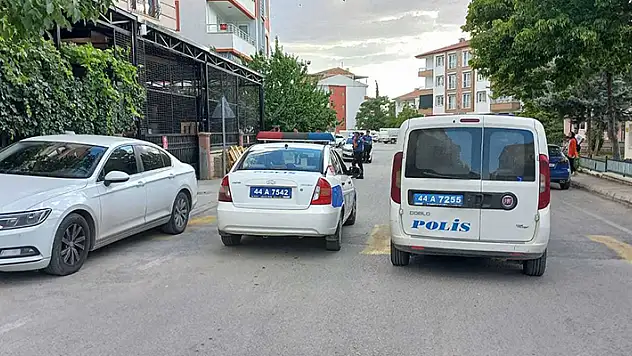Malatya'da komşuların bıçaklı kavgası: Oğlu öldü, baba yaralı

