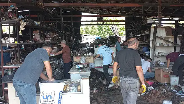 Malatya'da konteyner iş yerleri yanan 25 esnaf, mağduriyetlerinin giderilmesini istedi
