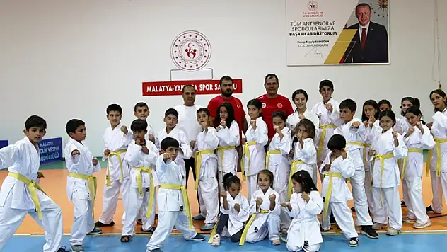 Malatya'da konteyner kentte kalan çocuklara karate kıyafeti desteği
