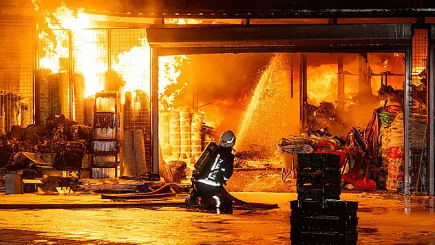 Malatya'da, konteyner sitedeki yangında 25 dükkan kullanılamaz hale geldi
