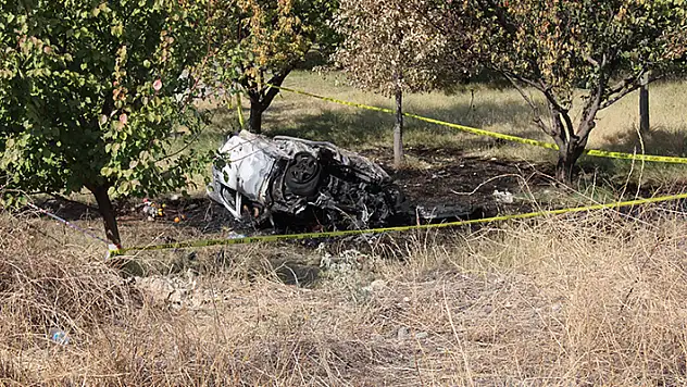 Malatya'da otomobil, devrilip alev aldı 2 ölü
