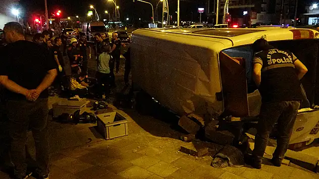 Malatya'da otomobil ile çarpışan işçi servisi devrildi: 1 ölü, 13 yaralı
