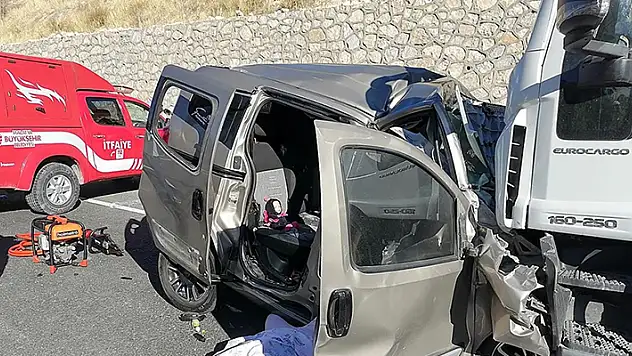 Malatya'da tırla hafif ticari araç çarpıştı, 6 kişi hayatını kaybetti
