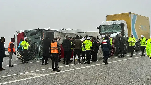 Malatya'da yolcu otobüsünün devrilmesi sonucu 4 kişi öldü, 31 kişi yaralandı
