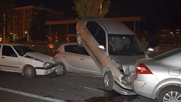 Malatya'da zincirleme kaza: 6 araç birbirine girdi