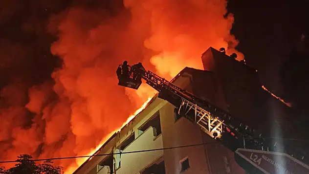 Malatya'da, ağır hasarlı okulun çatısında yangın çıktı
