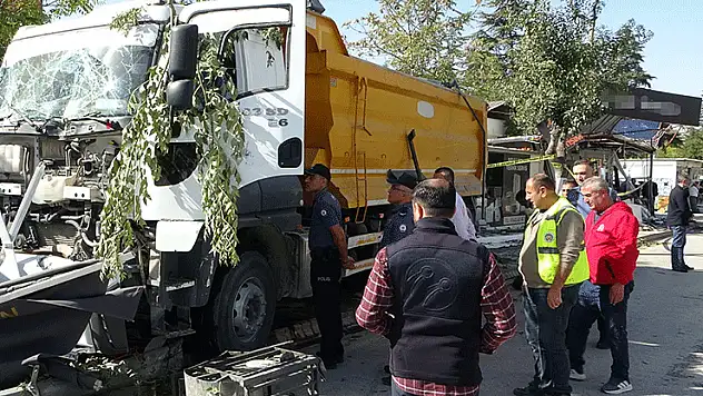 Malatya'da freni arızalanan kamyon 7 konteyner iş yerine çarptı