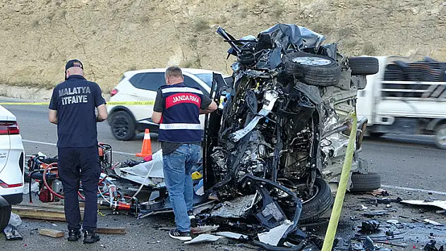 Malatya'da hafif ticari araç ile otomobil kafa kafaya çarpıştı: 4 ölü, 2 yaralı