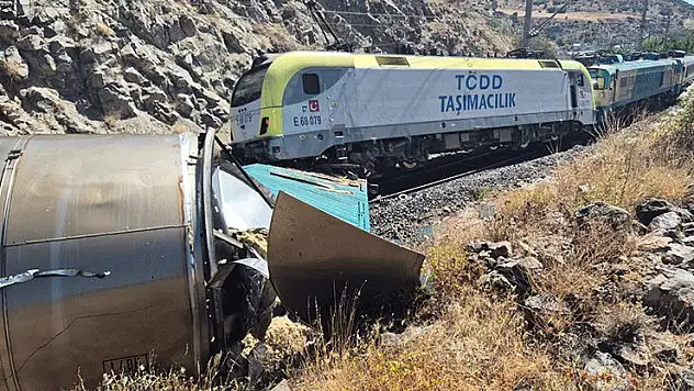Malatya'da iki yük treni kafa kafaya çarpıştı: 1 yaralı